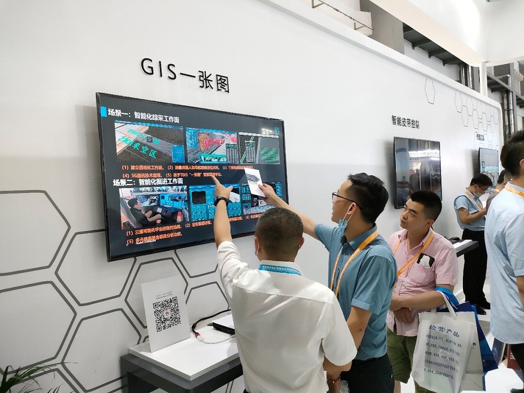 在華為聯(lián)合展臺(tái)與客戶交流.jpg 在華為聯(lián)合展臺(tái)與客戶交流.jpg